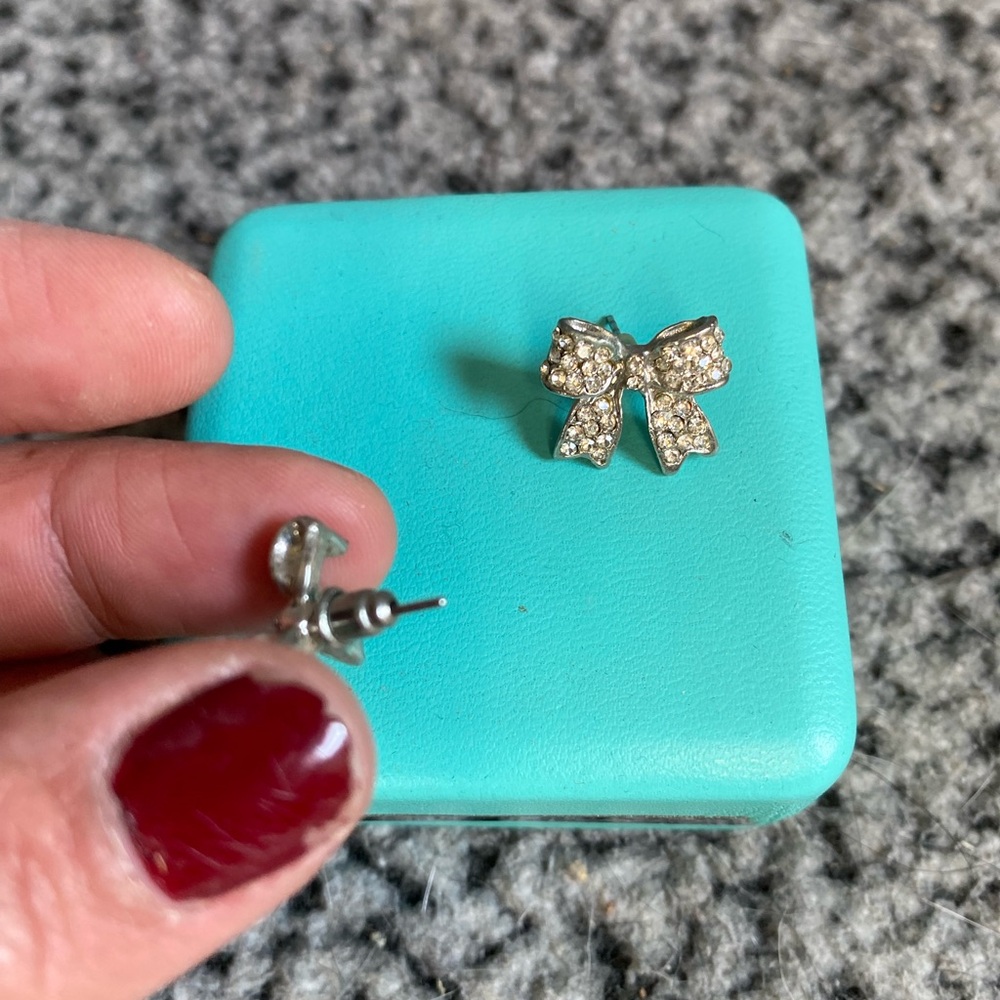 Elegant Silver Bow Earrings - Picture 6 of 7